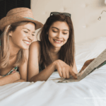 Amigas organizando uma viagem