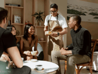 O Gesto que revela: Quando ajudar o garçom vai além da gentileza